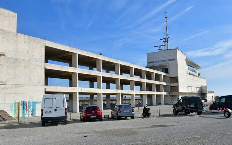 El edificio de la Casa del Mar seguirá de momento sin futuro / FOTO: Eulogio García