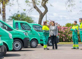 La alcaldesa charla con operarios del servicio / FOTO: Ayto.