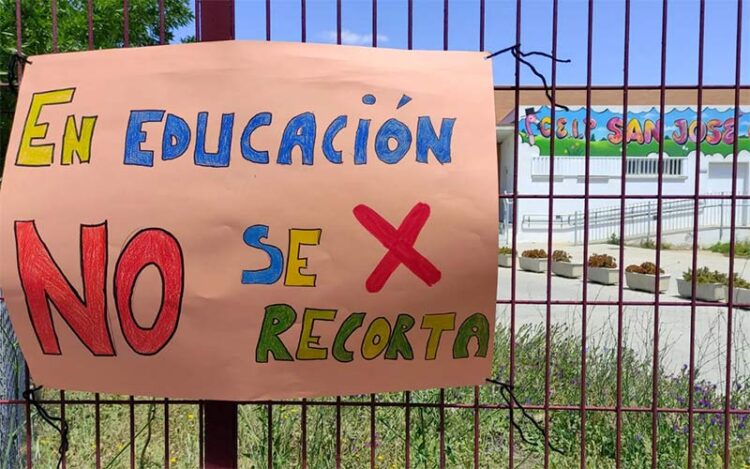 Uno de los carteles en el vallado del colegio / FOTO: Ampa San José Obrero
