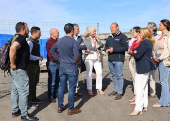 La comitiva en su visita al puerto roteño / FOTO: Junta