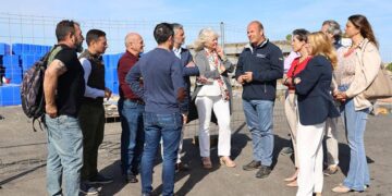 La comitiva en su visita al puerto roteño / FOTO: Junta