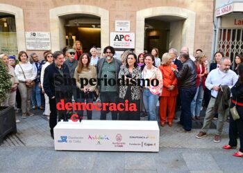 Concentrados en la puerta de la sede de la APC / FOTO: Eulogio García
