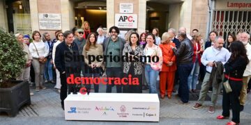 Concentrados en la puerta de la sede de la APC / FOTO: Eulogio García