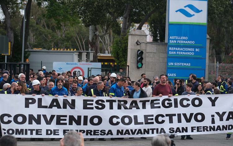 Una pasada movilización en el astillero de La Isla / FOTO: Ereagafoto
