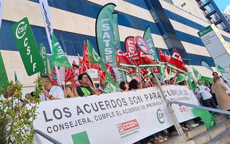 Protesta a las puertas del Puerta del Mar / FOTO: CSIF