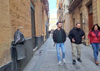 Pateando el barrio junto a un vecino / FOTO: AIG