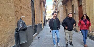 Pateando el barrio junto a un vecino / FOTO: AIG
