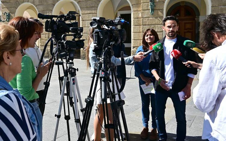 Convocatoria a las puertas del Ayuntamiento / FOTO: Eulogio García