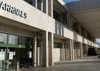 Exteriores desangelados del aeropuerto / FOTO: Ayto.