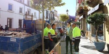Espinar charla con operarios de Parques y Jardines / FOTO: Ayto.