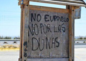 Pintada contra el Eurovelo por las dunas de Cortadura / FOTO: Eulogio García