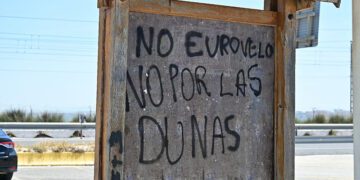Pintada contra el Eurovelo por las dunas de Cortadura / FOTO: Eulogio García