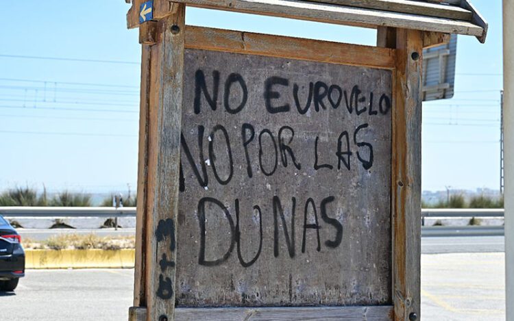 Pintada contra el Eurovelo por las dunas de Cortadura / FOTO: Eulogio García