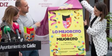 Desvelando el cartel de la gala / FOTO: Ayto.