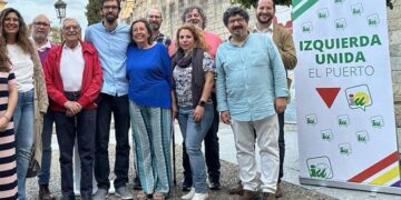 Rafael Gómez (de rojo) junto a compañeros de IU El Puerto / FOTO: IU