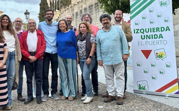 Rafael Gómez (de rojo) junto a compañeros de IU El Puerto / FOTO: IU