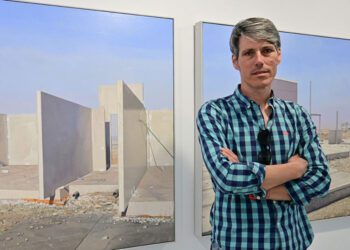 Gallego posando con varios de sus cuadros / FOTO: Eulogio García