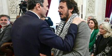 Kichi y Bruno García se saludan en el pleno en recuerdo a Carlos Díaz / FOTO: Eulogio García