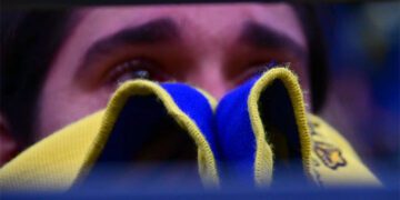 El rostro roto de un aficionado en la grada / FOTO: Eulogio García