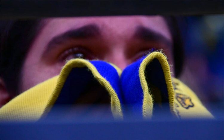 El rostro roto de un aficionado en la grada / FOTO: Eulogio García