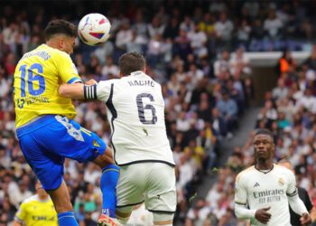 Chris Ramos luchando un balón / FOTO: Cádiz CF