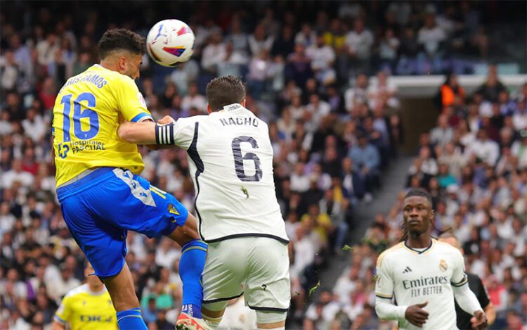 Chris Ramos luchando un balón / FOTO: Cádiz CF