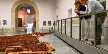 La edil de Cultura y el restaurador observan el resultado de la limpieza / FOTO: Eulogio García