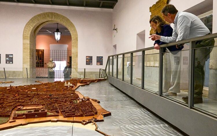 La edil de Cultura y el restaurador observan el resultado de la limpieza / FOTO: Eulogio García
