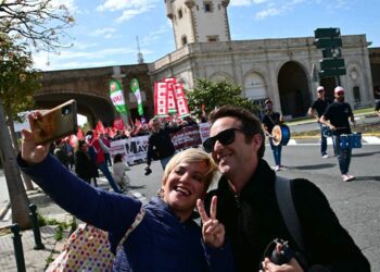 Un selfie con la manifestación cruzando las Puertas de Tierra / FOTO: Eulogio García