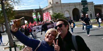 Un selfie con la manifestación cruzando las Puertas de Tierra / FOTO: Eulogio García