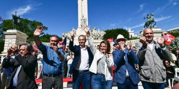 Saludo eufórico al inicio del acto / FOTO: Eulogio García