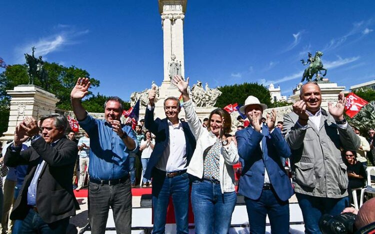 Saludo eufórico al inicio del acto / FOTO: Eulogio García