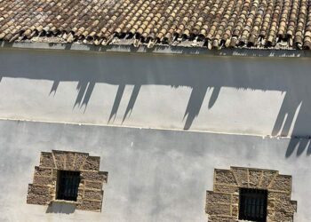 Uno de los laterales del edificio, con parte de las quejas caídas / FOTO: PP