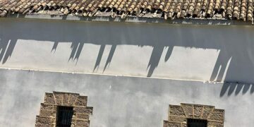 Uno de los laterales del edificio, con parte de las quejas caídas / FOTO: PP