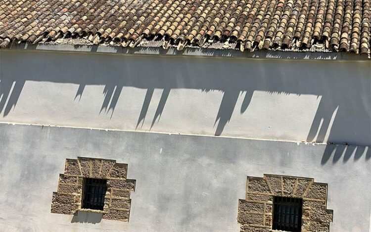 Uno de los laterales del edificio, con parte de las quejas caídas / FOTO: PP