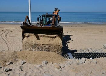 Recientes obras de emergencia sobre el tubo que recorre la playa / FOTO: Eulogio García
