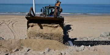 Recientes obras de emergencia sobre el tubo que recorre la playa / FOTO: Eulogio García