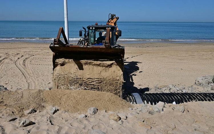Recientes obras de emergencia sobre el tubo que recorre la playa / FOTO: Eulogio García
