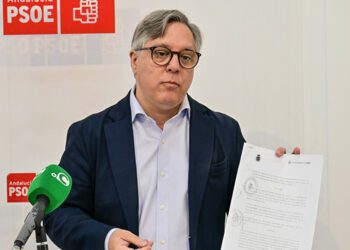 Óscar Torres muestra una copia del protocolo de intenciones / FOTO: Eulogio García