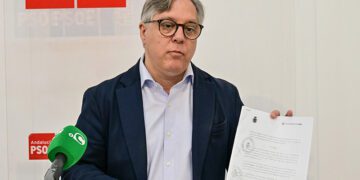 Óscar Torres muestra una copia del protocolo de intenciones / FOTO: Eulogio García