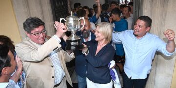 Posado con la copa, al entrar en el Consistorio / FOTO: Ayto.