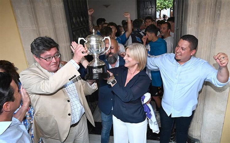 Posado con la copa, al entrar en el Consistorio / FOTO: Ayto.