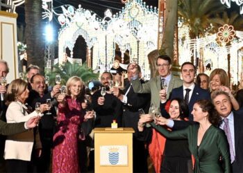 Brindis tras el primer encendido / FOTO: @MJGarciaPelayo