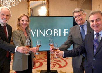 Brindando por el éxito del evento comercial / FOTO: Ayto.