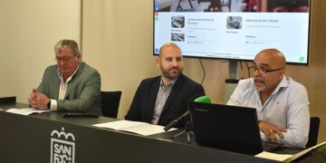 Presentando los detalles de la web de la asociación / FOTO: Asihtur