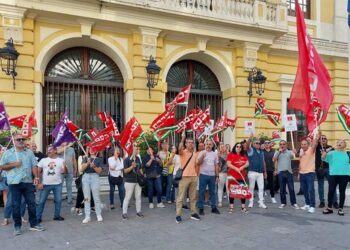 Concentración a las puertas del Ayuntamiento contra la medida / FOTO: CCOO