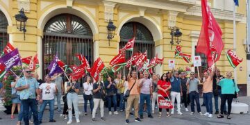 Concentración a las puertas del Ayuntamiento contra la medida / FOTO: CCOO