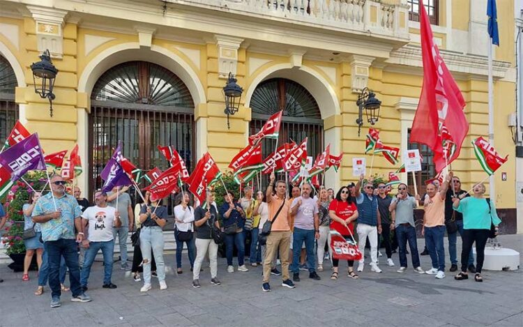 Concentración a las puertas del Ayuntamiento contra la medida / FOTO: CCOO