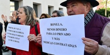 Una pasada protesta a favor de la sanidad pública en la capital gaditana / FOTO: Eulogio García