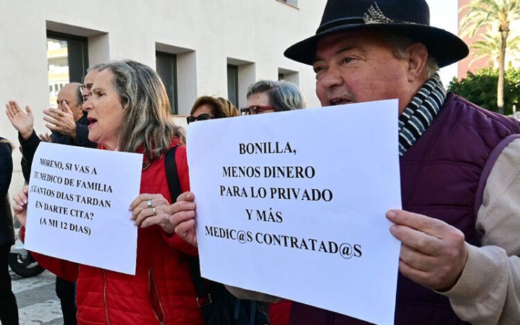 Una pasada protesta a favor de la sanidad pública en la capital gaditana / FOTO: Eulogio García